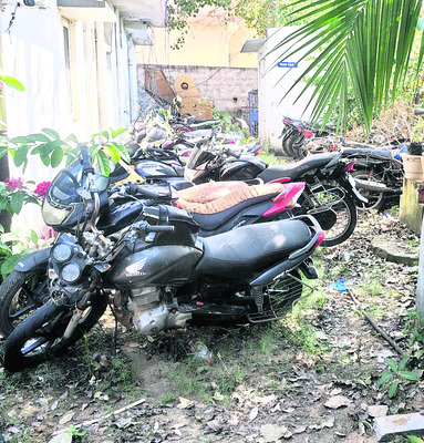 వాహనాలు తుప్పుపడుతున్నాయ్‌..! 2