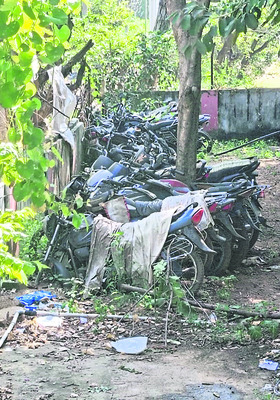 వాహనాలు తుప్పుపడుతున్నాయ్‌..! 5