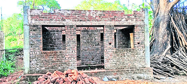 అందని బిల్లులు.. అసంపూర్తి నిర్మాణాలు2