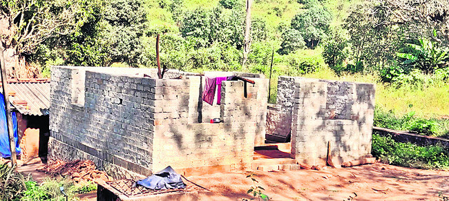 అందని బిల్లులు.. అసంపూర్తి నిర్మాణాలు1