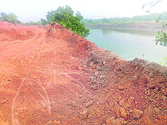 కాలువకు పొంచి ఉన్న ముప్పు1