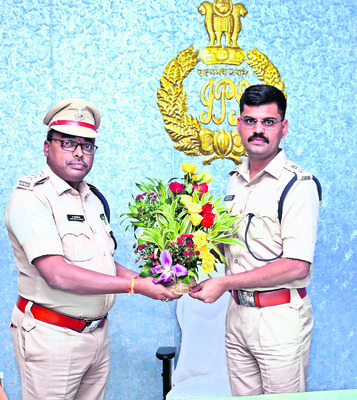 ఎస్పీని మర్యాదపూర్వకంగా కలిసిన ఆర్టీఓ
2