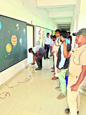 ఓఎంసీ ఆదర్శ పాఠశాల గదులకు విముక్తి 2