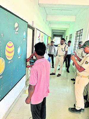 ఓఎంసీ ఆదర్శ పాఠశాల గదులకు విముక్తి 1