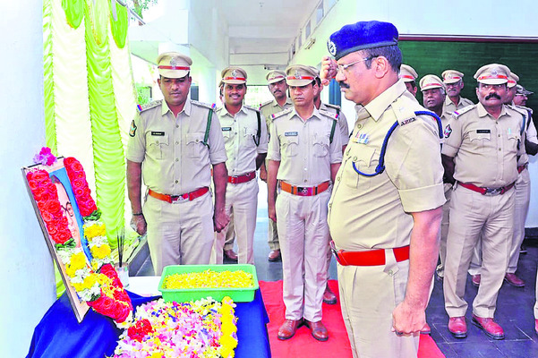 పౌరులకు దిక్సూచి రాజ్యాంగం 1
