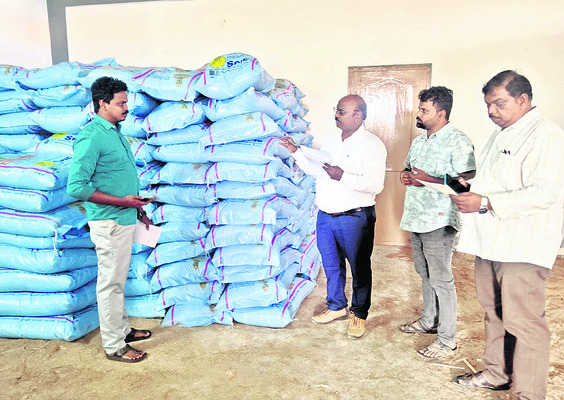 విద్యార్థులే కూలీలుగా మారి..1