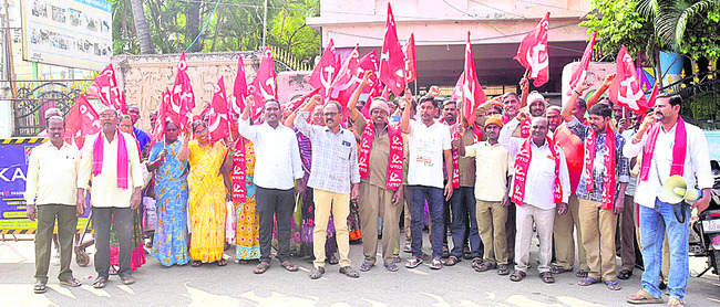 భక్తులతో మర్యాదపూర్వకంగా మెలగాలి
3