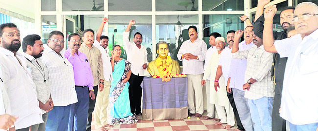 అంబేడ్కర్‌కు నివాళి 
1