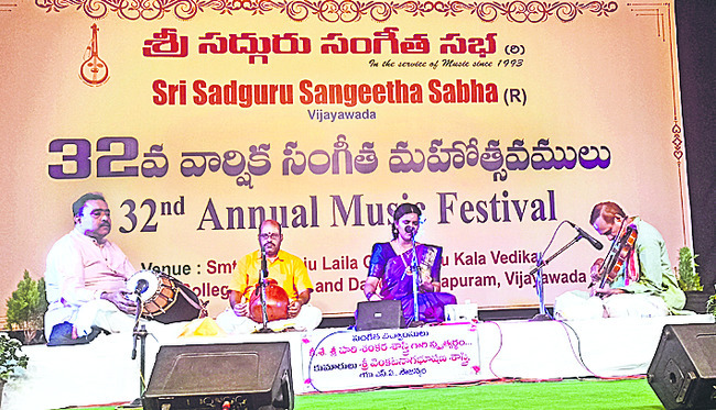 మానుగాయ తెగులును పరిశీలించిన కలెక్టర్‌3