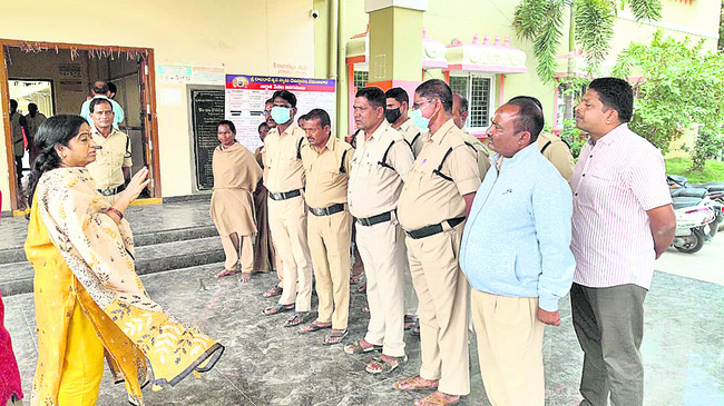 భక్తులతో మర్యాదపూర్వకంగా మెలగాలి
2