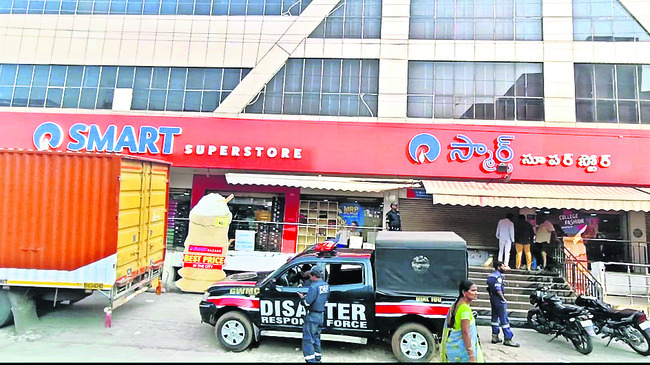 ‘రిలయన్స్‌’ స్టోర్‌కు రూ.50 వేల జరిమానా1