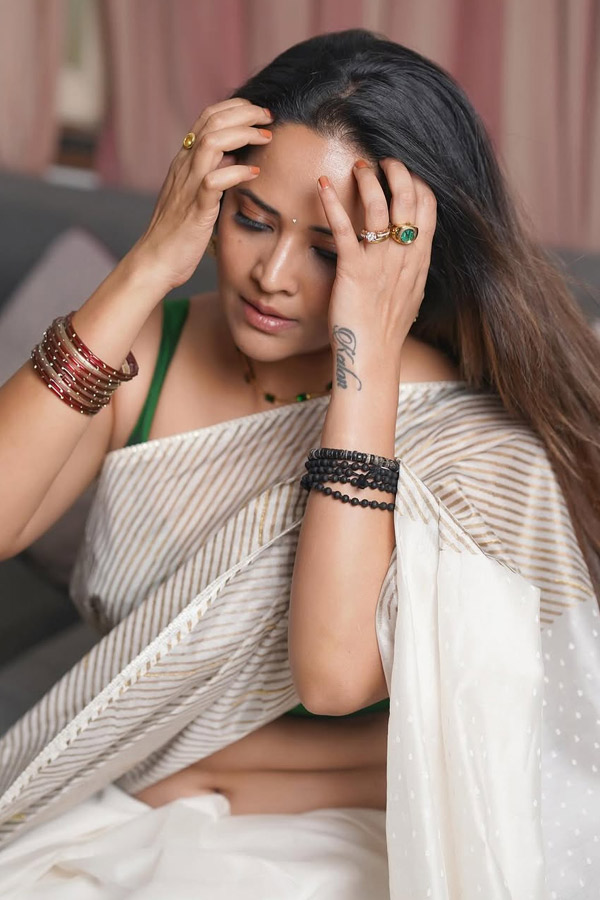 Anasuya Bharadwaj Beautiful Looks In Saree Photos17