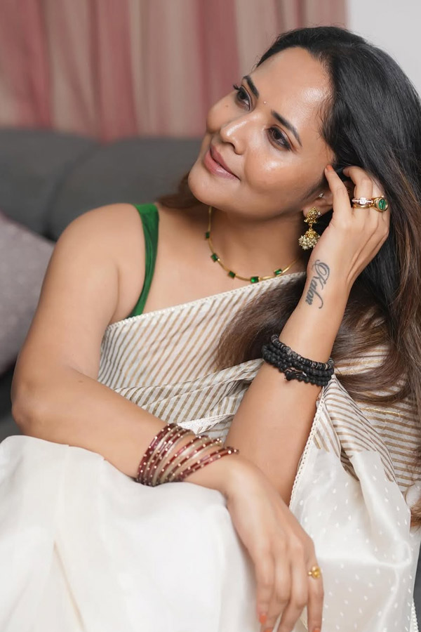 Anasuya Bharadwaj Beautiful Looks In Saree Photos4
