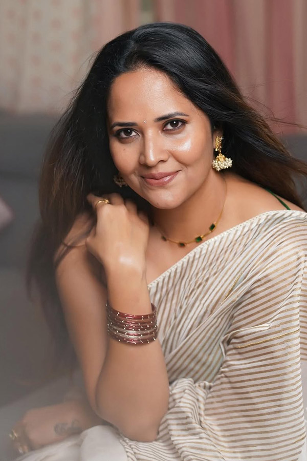 Anasuya Bharadwaj Beautiful Looks In Saree Photos8