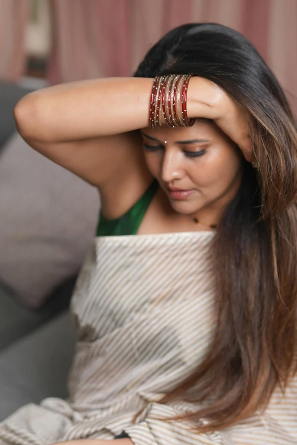 Anasuya Bharadwaj Beautiful Looks In Saree Photos9