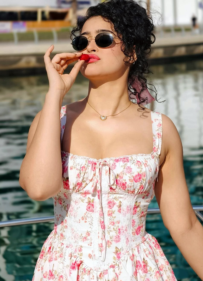 Apsara Rani enjoying in Dubai (photos)4