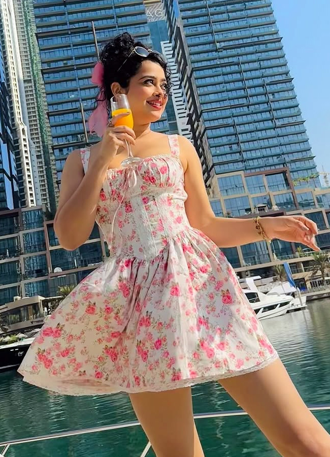 Apsara Rani enjoying in Dubai (photos)6
