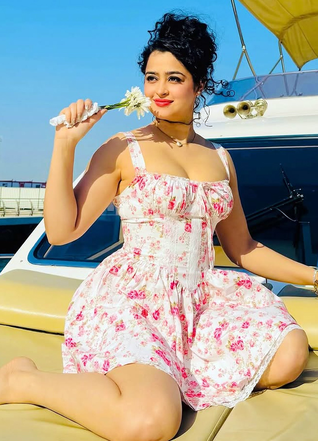Apsara Rani enjoying in Dubai (photos)8