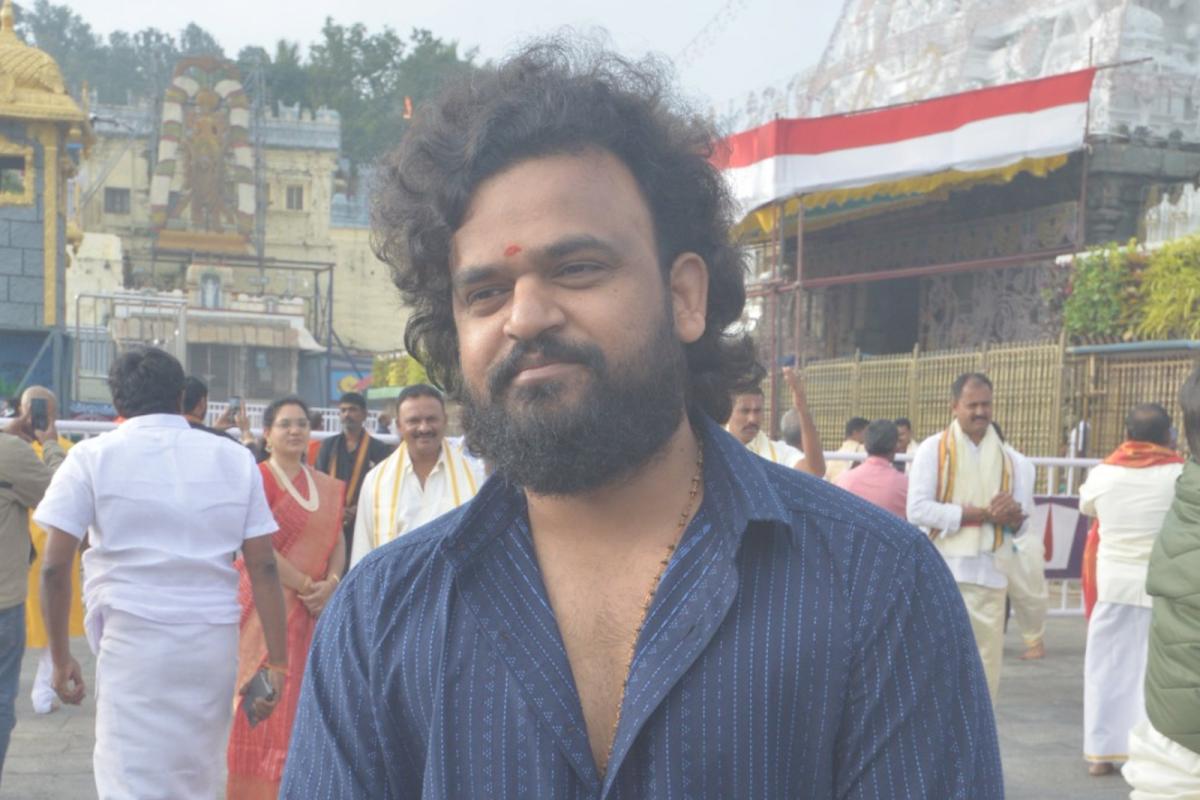 Director Sailesh Kolanu Visits Tirumala Photos3