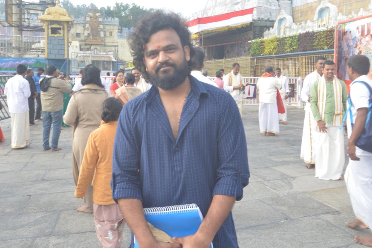 Director Sailesh Kolanu Visits Tirumala Photos4