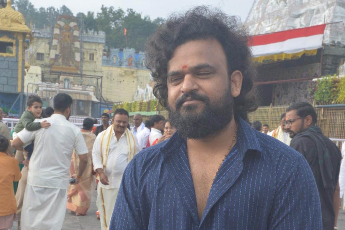 Director Sailesh Kolanu Visits Tirumala Photos5