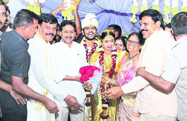 నాయకుడంటే.. ఓ భరోసా నాయకుడంటే... ఓ ధైర్యం నాయకుడిని చూస3