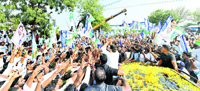 నాయకుడంటే.. ఓ భరోసా నాయకుడంటే... ఓ ధైర్యం నాయకుడిని చూస1