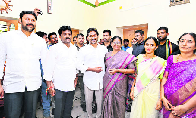 నాయకుడంటే.. ఓ భరోసా నాయకుడంటే... ఓ ధైర్యం నాయకుడిని చూస2