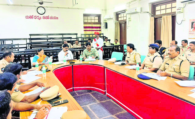 కేసుల పరిష్కారానికి  కృషి చేయాలి 1