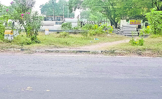 హైవేపై అడ్డదారులతో ప్రమాదాలకు ఆస్కారం 2