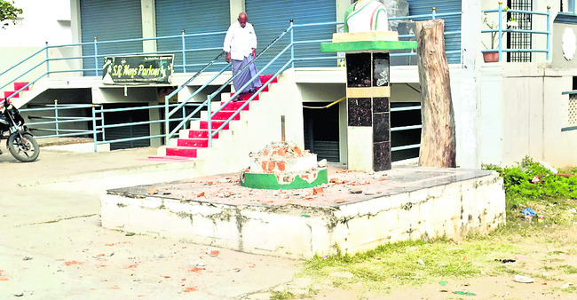 కాంగ్రెస్‌ జెండా దిమ్మెలు ధ్వంసం1