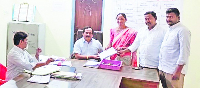 వడ్డీలేని రుణాలు.. మాకేవి? పట్టణాల్లోని మహిళా సంఘాలకు వ1