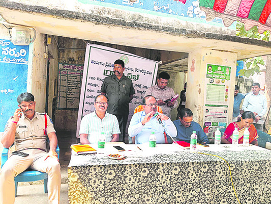 భూములు లాక్కోవద్దు 
2