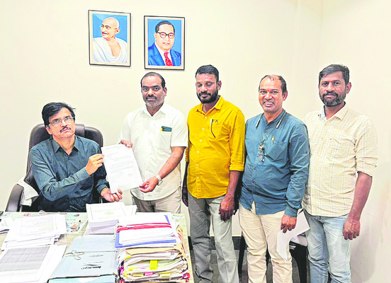 కొత్త బ్యాంకు అకౌంట్‌ తప్పనిసరి: ఆర్డీఓ 
1