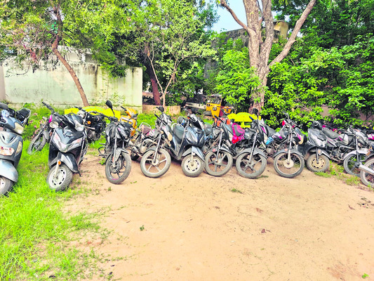 కార్డన్‌ సెర్చ్‌లో 22 వాహనాల స్వాధీనం 1