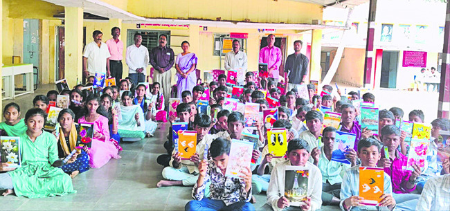 విద్యాసామగ్రి అందజేత 
1