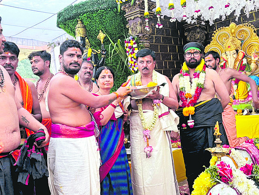 విద్యాసామగ్రి అందజేత 
2