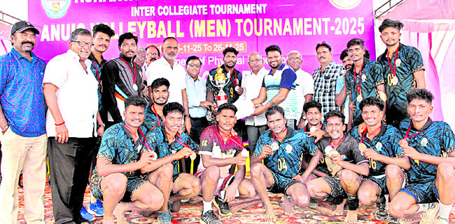 వాలీబాల్‌ పోటీల విజేత కృష్ణవేణి జట్టు 1