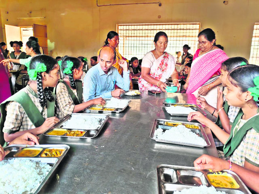 మెనూ ప్రకారం ఆహారం అందించాలి 1