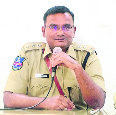 వడ్డీలేని రుణాలు.. మాకేవి? పట్టణాల్లోని మహిళా సంఘాలకు వ3