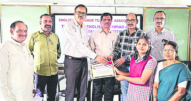 వడ్డీలేని రుణాలు.. మాకేవి? పట్టణాల్లోని మహిళా సంఘాలకు వ2