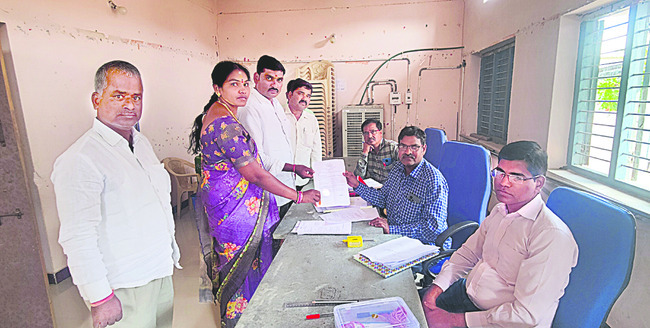 తొలిరోజు నామినేషన్లు షురూ 1