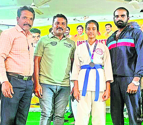 రాష్ట్రస్థాయి కరాటే పోటీల్లో సత్యవేడు విద్యార్థిని ప్రత1