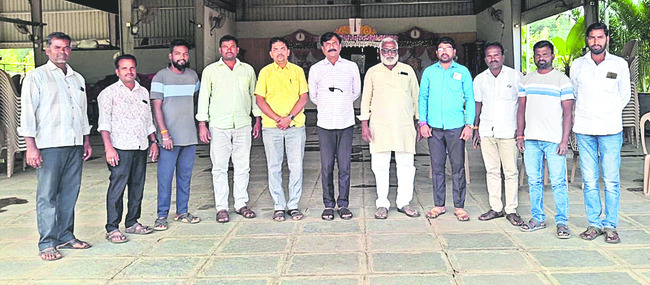 పీసీసీ చీఫ్‌ను కలిసిన డీసీసీ అధ్యక్షుడు 2