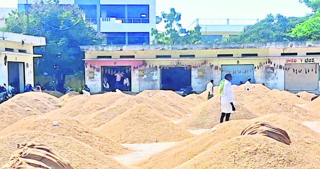 భూమి కబ్జా చేశారని..  పెట్రోల్‌ సీసాతో కుటుంబసభ్యుల నిర1