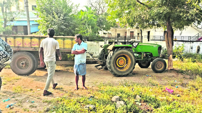 చెట్టును ఢీకొన్న ట్రాక్టర్‌ 
1