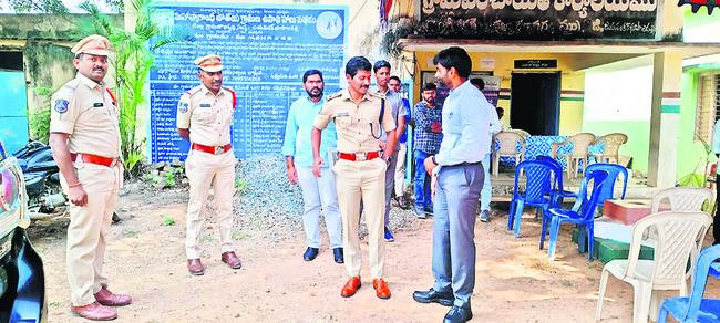 నామినేషన్‌ కేంద్రాల పరిశీలన1