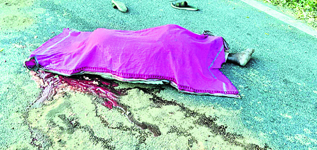 రోడ్డు ప్రమాదంలో డ్రైవర్‌ దుర్మరణం 1