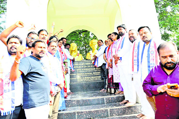 అమ్మవారిని దర్శించుకున్న  ఎలక్షన్‌ జనరల్‌ అబ్జర్వర్‌1