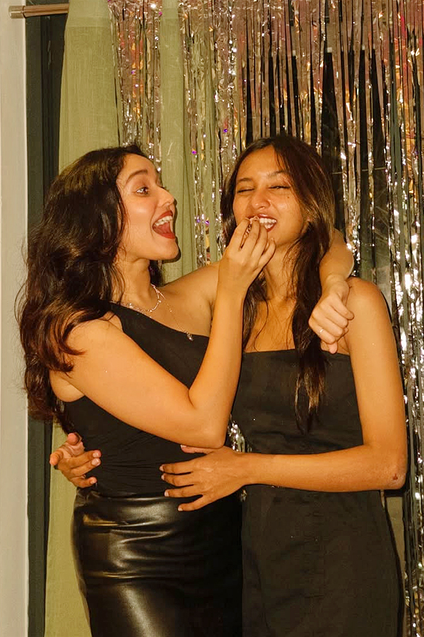 Actress Anika Surendran Birthday Celebrations With Friends Photos4